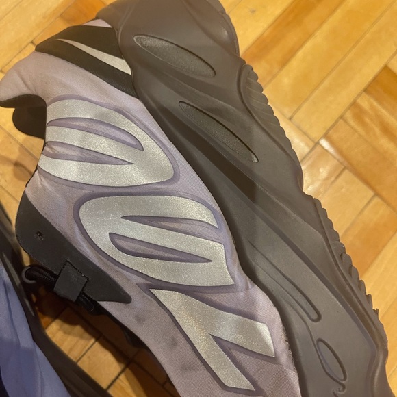 Yeezy  kids Boost 700 MNVN - Picture 7 of 11